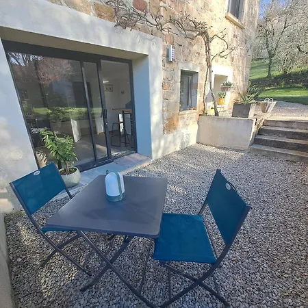 Les Glycines Apartment *